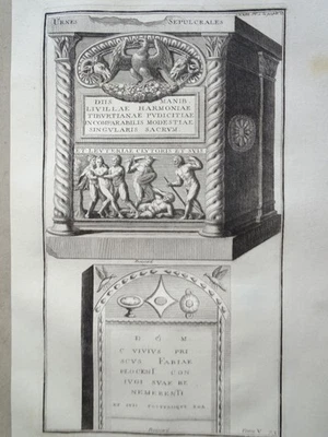 Urnes röm. Grabstein Nekropole Mythologie Ornamente Montfaucon Kupferstich 1722 - Bild 1 von 2