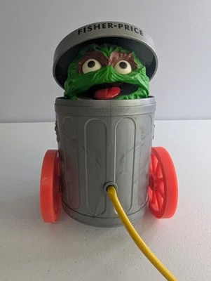 Juguete de colección Fisher Price Oscar the Grouch para tirar del bote de basura #177 Plaza Sésamo Foto 1 de 4