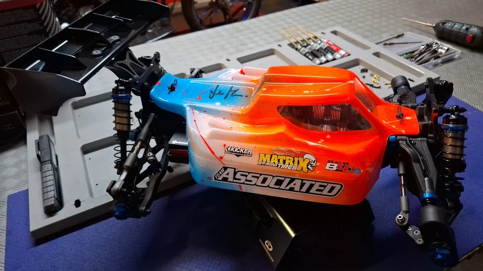 80950 Associated RC8B4.1e Buggy Elettrica 1:8 Kit - Immagine 1 di 1