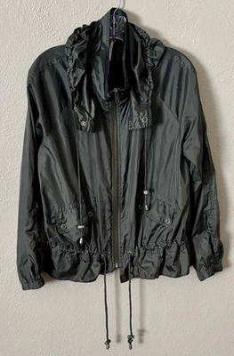 Chaqueta ligera Free People verde de nailon Ripstop paracaídas con cremallera mediana Foto 1 de 4