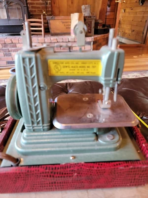 Máquina de coser eléctrica miniatura vintage Betsy Ross modelo 707 con estuche Foto 1 de 4