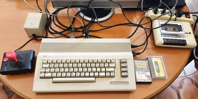 Commodore 64C perfetto completo con alimentatore, Datassette, joystick e giochi - Immagine 1 di 4