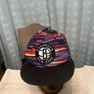 Cappello Brooklyn Nets 2019 City Series New Era snap back Coogi Biggie 9Fifty - Foto 1 di 5