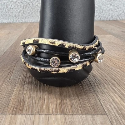 Brazalete envolvente de cuero de pelo de becerro estrás cierre magnético tono dorado Foto 1 de 4