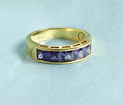 Anel de noivado feminino de ametista 3 quilates princesa criado em laboratório acabamento em ouro amarelo 14K - Imagem 1 de 4