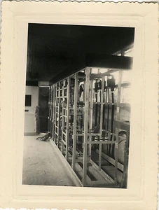 PHOTO ANCIENNE - VINTAGE SNAPSHOT - CURIOSITÉ USINE TRAVAIL ÉTRANGE - STRANGE - Imagen 1 de 1