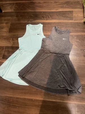 Lote de 2 vestidos de tenis Nike para niñas talla M gris y verde azulado Foto 1 de 4