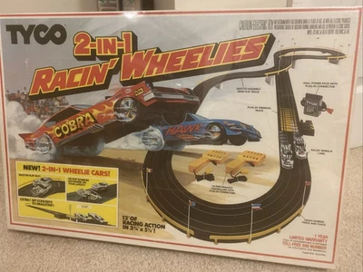 TYCO 1982 2 EN 1 RACIN' WHEELIES SLOT CAR SET NUEVO SELLADO DE FÁBRICA SIN USAR Foto 1 de 3