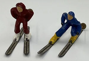 Escena de invierno Barclay Lead de colección dos esquiadores con bastones esquí alpino - Imagen 1 de 5