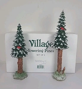 Dept 56 Dorf hoch aufragende Kiefern mit Kardinälen 2er Set 9" & 7" #52632 verpackt - Bild 1 von 5