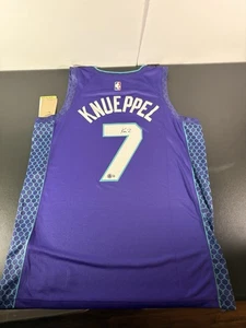 Maglia basket Kon Knueppel firmata autografata Charlotte Hornets Beckett Hot - Foto 1 di 17