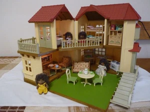 SYLVANIAN FAMILY BUCHENHOLZHALLE KOMPLETT VOLL MÖBLIERT MIT IGELFAMILIE - Bild 1 von 21