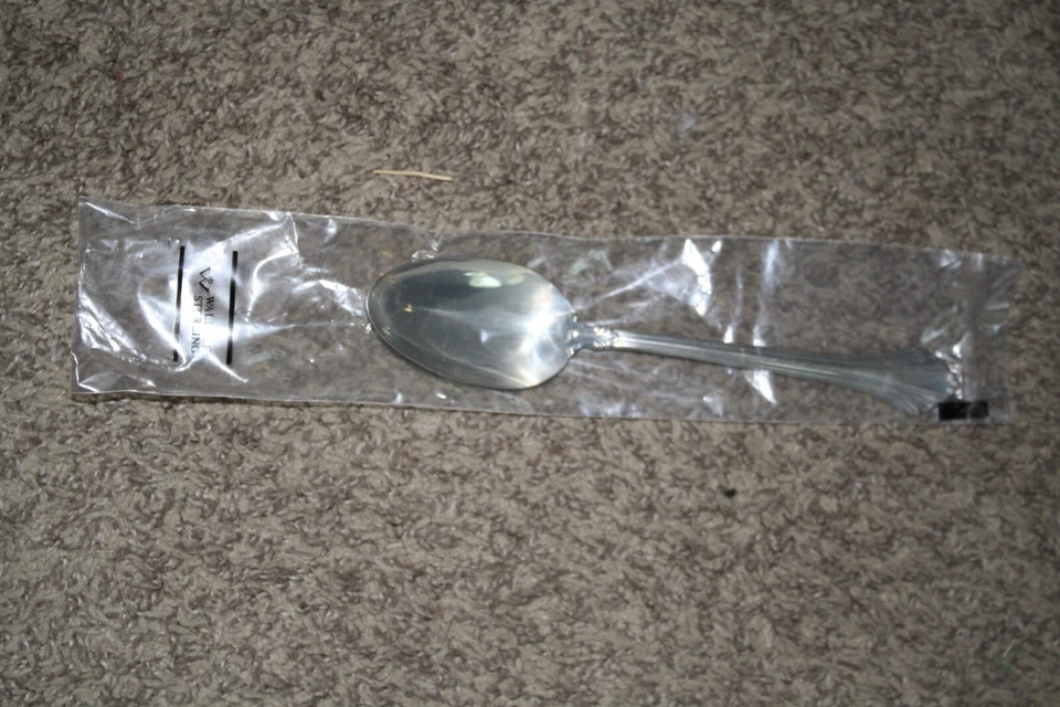 Cuchara para servir French Regency de Wallace de plata de ley Foto 1 de 1