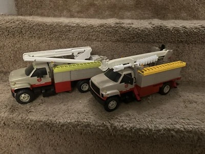 Pair Of Virginia Power Utility Trucks. Sets Poles In Ground Bank And Lights - Image 1 of 4