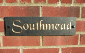 Graviertes Naturschiefer Haus Türschild Name Nummer Plakette Gold Silber oder Weiß - Bild 1 von 6