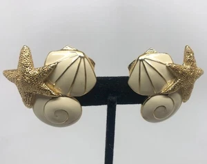 Vintage Trifari TM gold tone Cream enamel Sea theme clip Earrings starfish conch - Picture 1 of 6