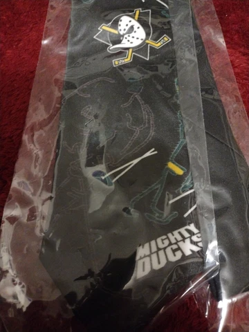 Rare VINTAGE ANAHEIM MIGHTY DUCKS NECK TIE.  NHL SPORT NEW IN PACKAGING Cover