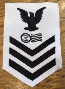 Parche de uniforme blanco marino con clasificación de secretario postal de primera clase de la Marina de los Estados Unidos - Imagen 1 de 1