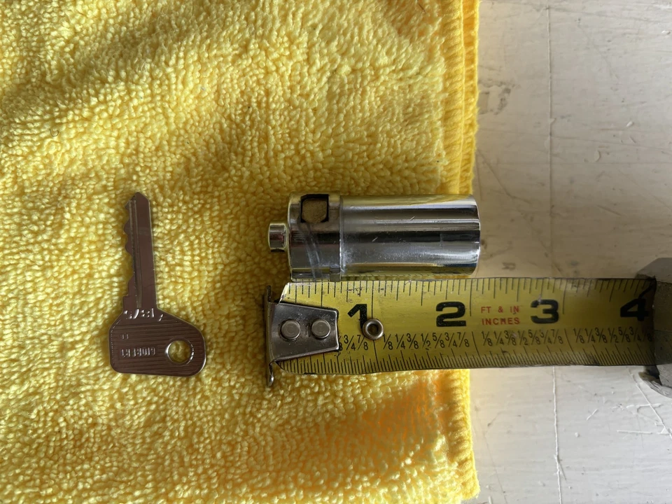 DETOMASO PANTERA 71-74 REPUESTOS: CERRADURA TAPA TRASERA CON LLAVE (NOS) Foto 1 de 1