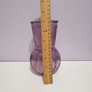 Jarrón de vidrio púrpura rosa acanalado casa de campo decoración del hogar 7" - Imagen 1 de 7