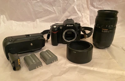 Nikon D90 12.3MP Digital SLR Camera w/ VR 75-300 mm Sigma zoom Lens - Image 1 of 4