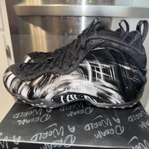 Nike Air Foamposite One QS Dream A World negras para hombre talla 7,5 DM0115002 - Imagen 1 de 8