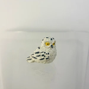Búho ártico blanco como la nieve de resina miniatura 1" de alto x 1" de largo - Imagen 1 de 2