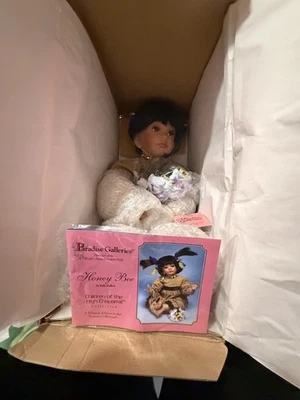 Muñeca Treasury Collection Paradise Galleries Honey Bee Native American Premier Ed Foto 1 de 4
