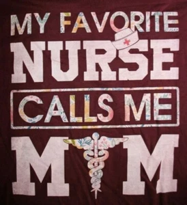 MY FAVORITE NURSE CALLS ME MOM Sweatshirt 2XL in Maroon/ Burgandy - Bild 1 von 5