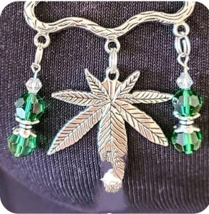 Cannabis leaf Pin - Picture 1 of 1