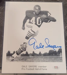 Gayle Sayers Autographed Black and White Hall of Fame 8x10 BLUE INK - PSA/DNA - Picture 1 of 2