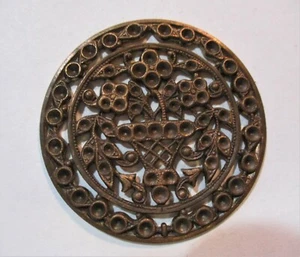 Filigrana de Latón Vintage: Medallón Colgante Flor Francesa Redonda, Espacios de Ajuste - Imagen 1 de 5