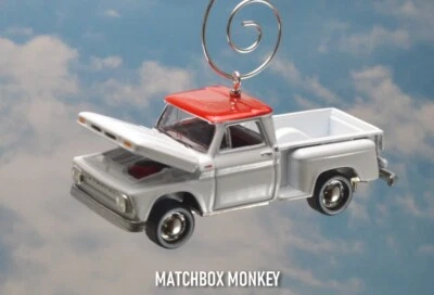 Blanco '65 Chevy C-10 Stepside Chevrolet Pickup Truck Adorno de Navidad Foto 1 de 4