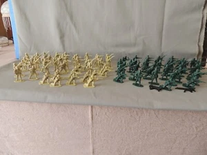 88 plastic figures soldiers 2 armies - Picture 1 of 10