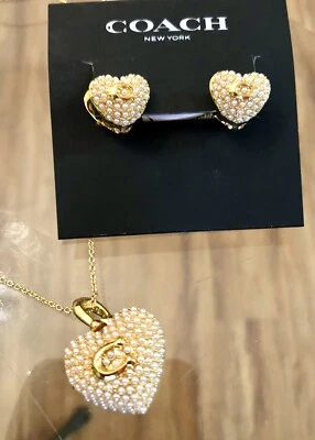Coach Logo Set Pearled Heart Locket Necklace/Heart Earrings Foto 1 de 4