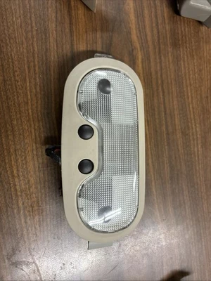 Chevy GMC Cadillac 2003-2006 segunda fila cúpula superior mapa bronceado claro OEM GM A082 Foto 1 de 4