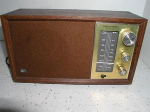 Radio AM FM modelo 12-689 realista MTA-8 de colección chapa granulada de nogal funciona - Imagen 1 de 5