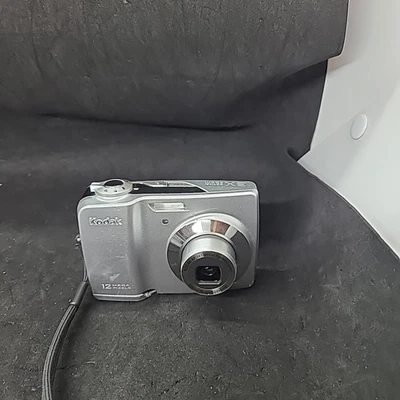 Kodak EasyShare C182 Camera 12 MP Digital Silver 3X Optical Zoom LCD Flash AA - Image 1 of 4