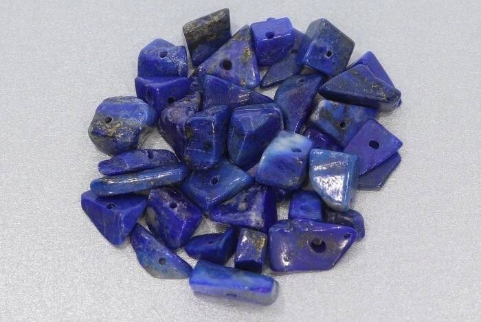 10 g (45,50 € */ 100 g) Lapis Lazuli Edelstein Splitter gebohrt für Schmuck Hers - Bild 1 von 1