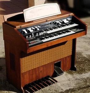 Organo elettronico LOGAN amplificato, 2 tastiere + pedaliera, VINTAGE anni 70 - Foto 1 di 17