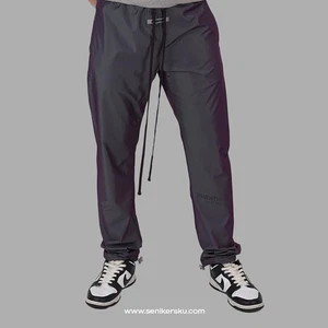 PANTALONES DEPORTIVOS FEAR OF GOD ESSENTIAL NYLON SATINADO, TALLA M - Imagen 1 de 10