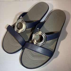Crocs Sanrah abgeschrägte Kreis-Pantoletten Sandalen Damengröße 9 marineblau silber EUC! - Bild 1 von 14