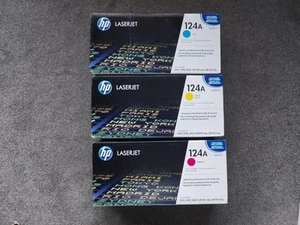 HP 124A Q6001A CYAN, Q6002A ŻÓŁTY I Q6003A MAGENTA TONER WÓZKI DRUKUJĄCE. NOWY - Zdjęcie 1 z 6