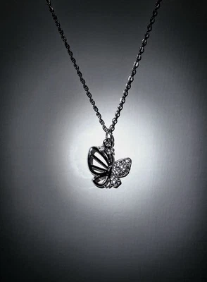 Collana argentata con ciondolo a farfalla e gemme bianche. - Immagine 1 di 4