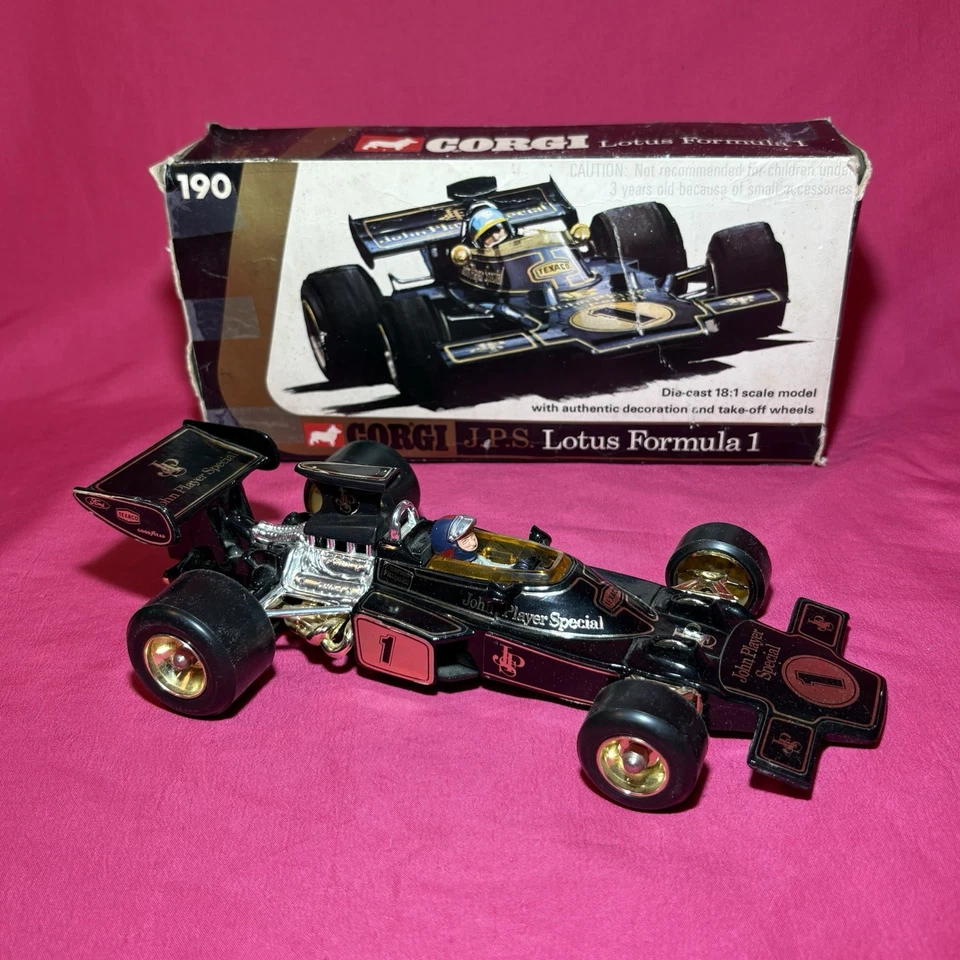 18:1 Corgi Toys 190 Lotus Formula 1 JPS John Player Special Car with Box - Image 1 of 4
