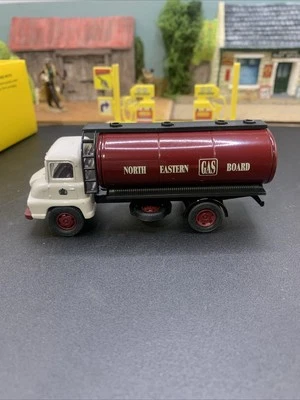VANGUARDS COMMERCIAL 1:64 SCALE FORD THAMES TRADER TANKER-NORTH EAST GAS VA9000 - Image 1 of 4