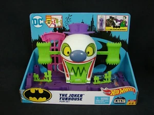 Hot Wheels The Joker Funhouse Play Set DC Comics Mini Joker e Batmobile Auto NUOVO - Foto 1 di 9