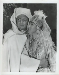 Rita Gam, Cornel Wilde - Saadia (1953) - 8 x 10 - Original Promotional Photo - Afbeelding 1 van 1