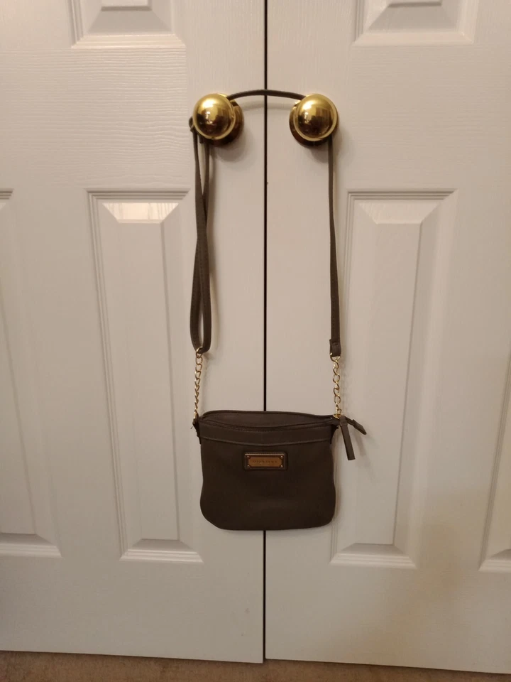 Bolso Bandolera de Hombro de Cuero Gris Ellen Tracy Correa Ajustable Foto 1 de 4