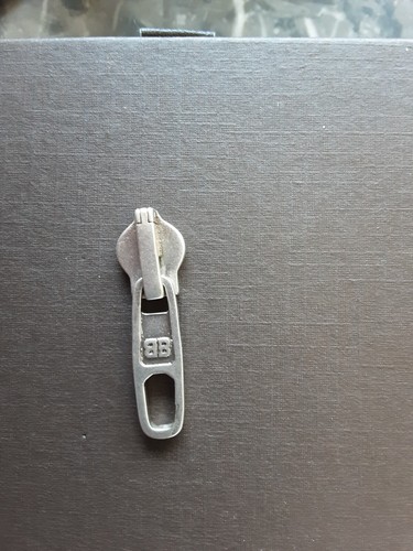 One BALENCIAGA 1 pezzi ciondolo tiro cerniera metallo ARGENTO